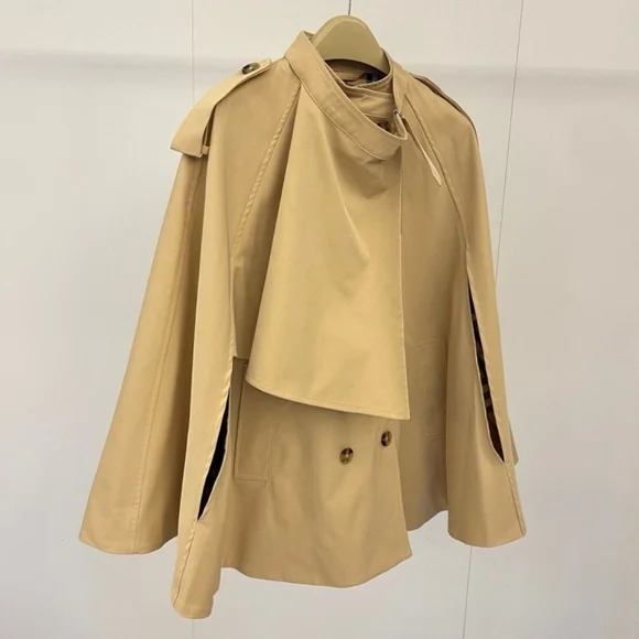 Burberry Double-Breasted Short Trench Cape - Picture 3 of 8